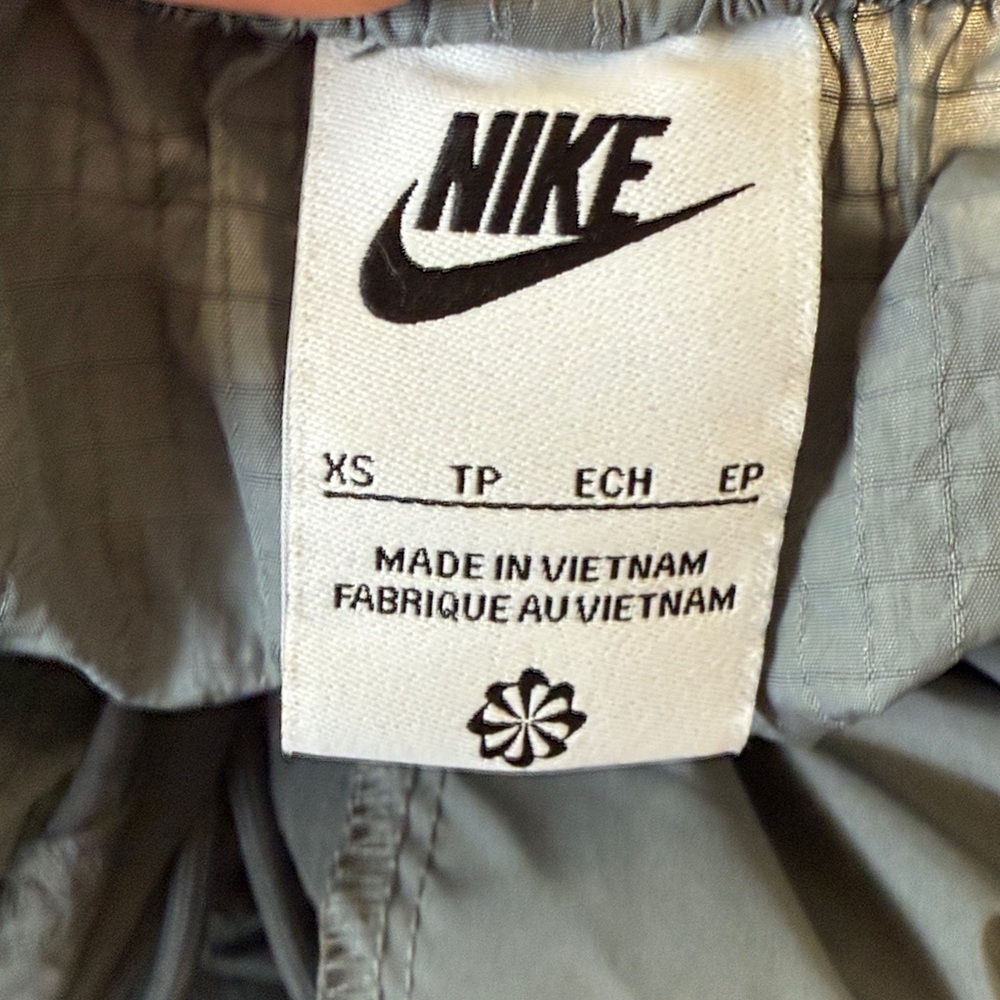 NIKE Women's Woven Cargo Pants In Grey | XS - Picture 5 of 6